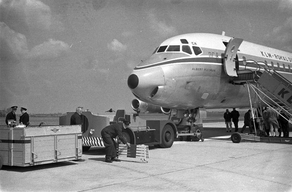 Ingebruikname startbaan 06-24 (3300 m lang) op Schiphol het vrijgeven van de ba, Bestanddeelnr 911-1708