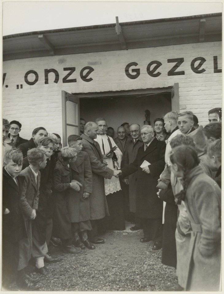 Ingebruikneming nieuwe kleedkamer voetbalclub Onze Gezellen, NL-HlmNHA 54011278