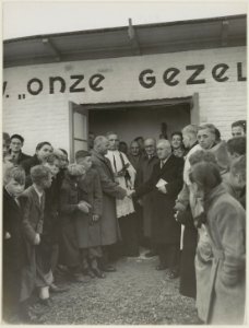 Ingebruikneming nieuwe kleedkamer voetbalclub Onze Gezellen, NL-HlmNHA 54011278