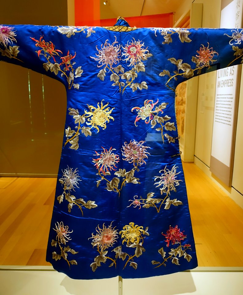 Informal robe with chrysanthemums 2, China, emboidery probably by Imperial Silk Manufactory, Suzhou, tailoring by Imperial Workshop, Beijing, Guangxu period, 1875-1908, silk - Peabody Essex Museum - DSC08022