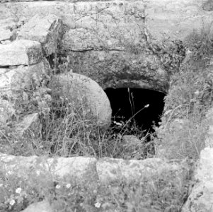 Ingang van een antieke grafkelder bij Abu Gosh met een ronde sluitsteen, Bestanddeelnr 255-1450