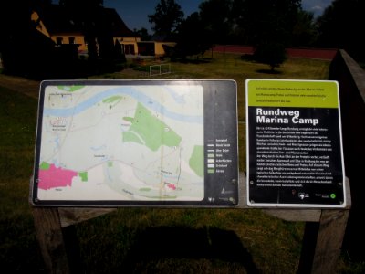 Infotafel Rundweg Marina Camp am Dammweg in Pratau im August 2020