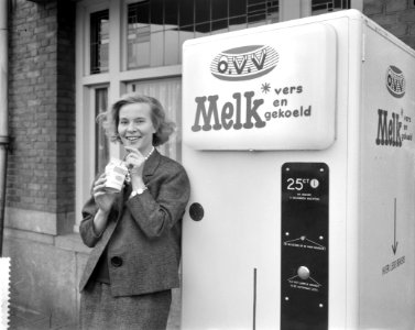 Ingebruikname van melkautomaat op het Europaplein te Amsterdam Radio en tv omro, Bestanddeelnr 912-2942