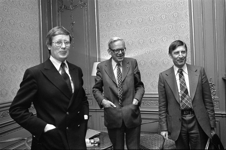 Informateur Van der Grinten (m) ontvangt Wiegel (VVD) (l en Van Agt (CDA), Bestanddeelnr 929-4400