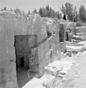 Ingangen naar ondergrondse kamers in een opgraving van het Sanhedrin (Joodse ger, Bestanddeelnr 255-2404