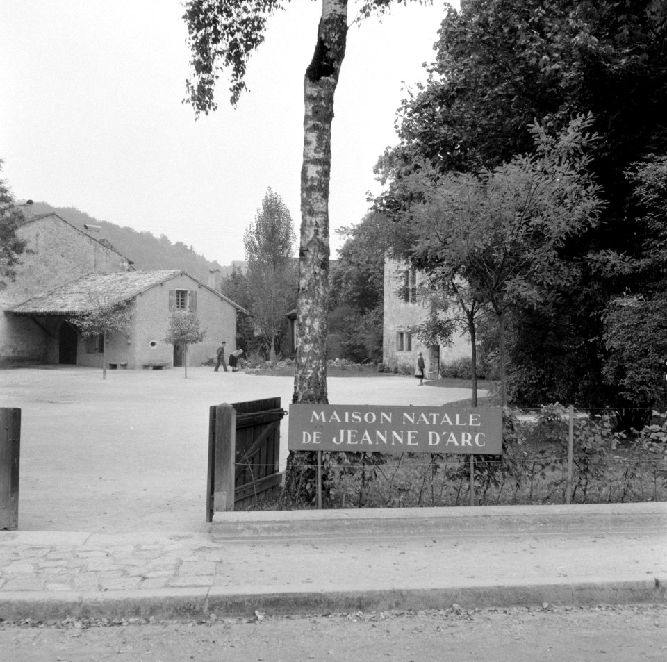 Ingang van het geboortehuis van Jeanne d'Arc in Domrémy-la-Pucelle, Bestanddeelnr 254-5575