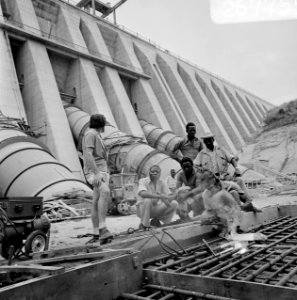 Inga-project, stuwdam in rivier de Zaire arbeiders bij de aanvoerleidingen van , Bestanddeelnr 926-7755