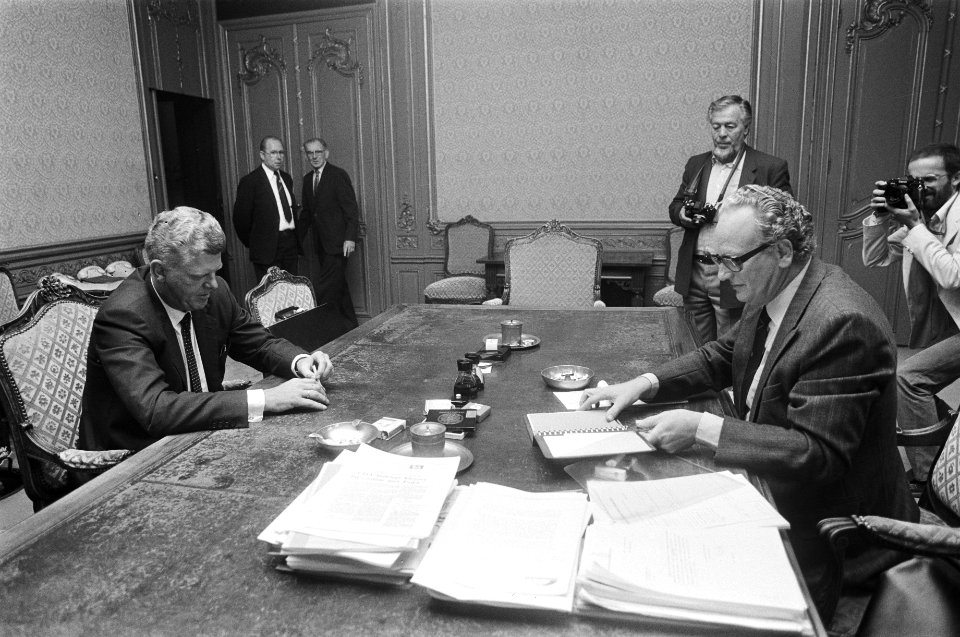 Informateur Van Kemenade en dr. Duisenberg, president van de Nederlandse Bank (l, Bestanddeelnr 932-3264