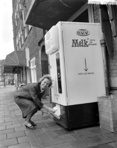 Ingebruikname van melkautomaat op het Europaplein te Amsterdam Radio en tv omro, Bestanddeelnr 912-2941