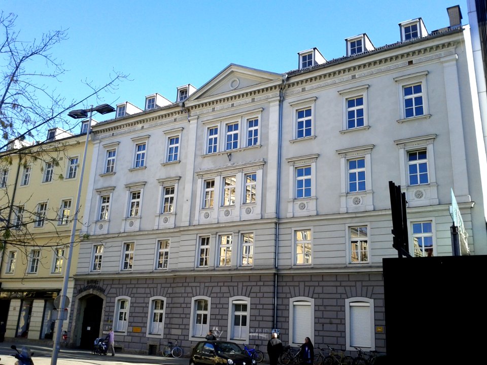 Innsbruck-Adolf-Pichler-Platz1