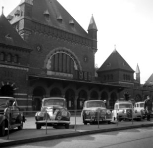 Ingang van het Centraal Station de Vesterbrogade met geparkeerde auto's op de vo, Bestanddeelnr 252-8817