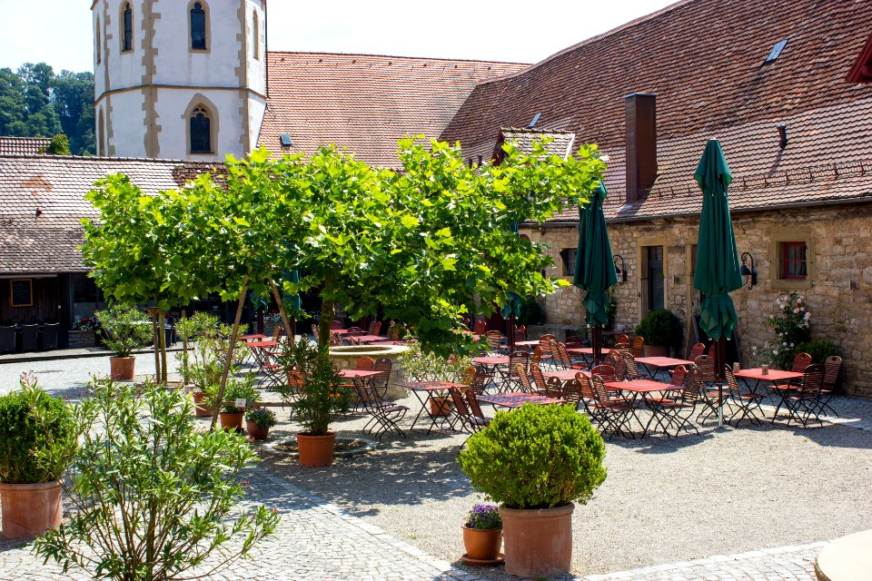 Innenhof-Restaurant-Rotes-Schloss-Jagsthausen