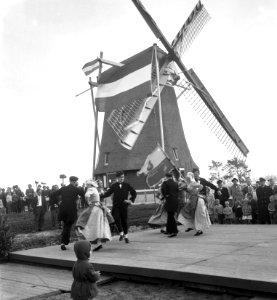 Ingebruikstelling Riekermolen. Schager boeren dansen, Bestanddeelnr 913-0329