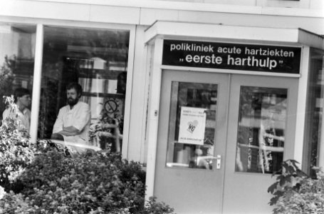 Ingang van de eerste harthulp (van prof. Durrer) op het WG-terrein te Amsterdam,, Bestanddeelnr 932-6491