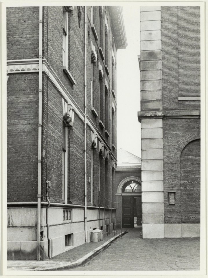 Ingang van de Onze Lieve Vrouwe Kapel tussen de pastorie en de R.K. Sint Josephkerk