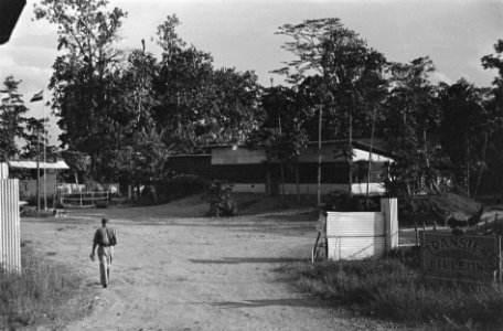 Ingang Legeringscomplex Op het bord staat 'Transient Billeting Passangrahan', Bestanddeelnr 1449