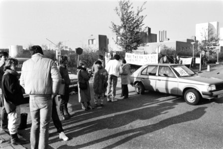 Ingang van de Bijlmerbajes geblokkeerd tegen kortingen op de salarissen, Bestanddeelnr 932-7626