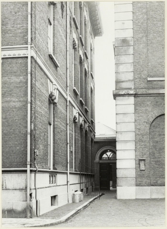 Ingang van de Onze Lieve Vrouwe Kapel tussen de pastorie en de R.K. Sint Josephkerk. NL-HlmNHA 54004333