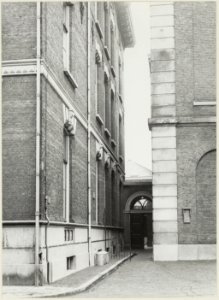 Ingang van de Onze Lieve Vrouwe Kapel tussen de pastorie en de R.K. Sint Josephkerk. NL-HlmNHA 54004333