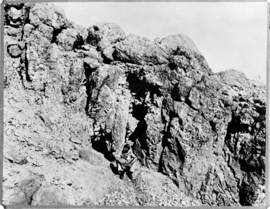 Ingang van de grot bij Qumran waarin de Dode Zeerollen werden ontdekt, Bestanddeelnr 255-4939