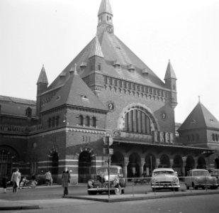 Ingang van het Centraal Station de Vesterbrogade met geparkeerde auto's en voetg, Bestanddeelnr 252-8816