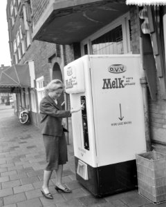 Ingebruikname van melkautomaat op het Europaplein te Amsterdam, Bestanddeelnr 912-2939