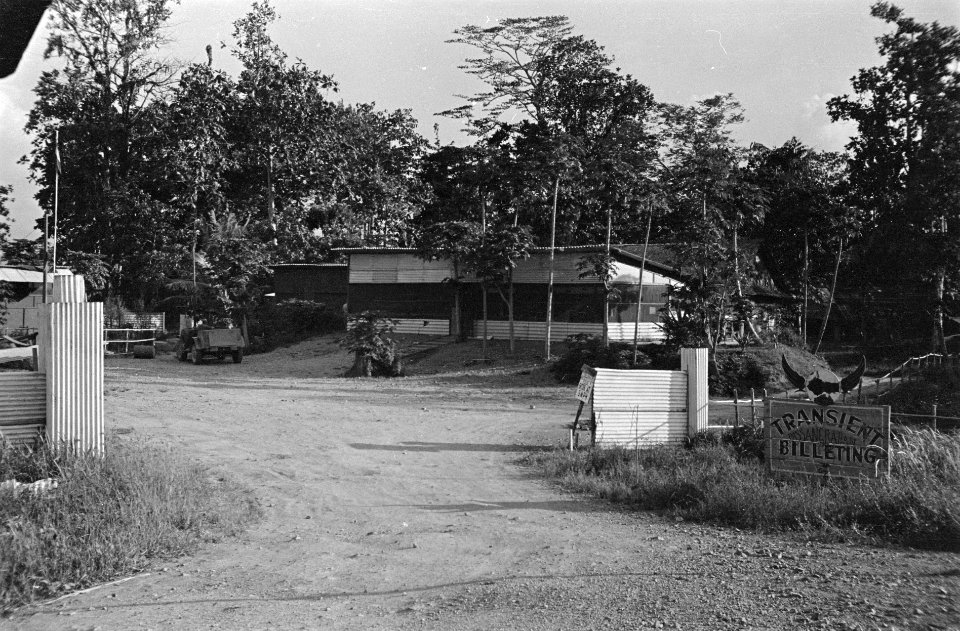 Ingang legeringscomplex. Op het bord staat 'Transient Billeting Passangrahan', Bestanddeelnr 1451
