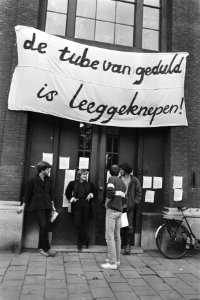 Ingang van de academie met spandoek, Bestanddeelnr 931-7261