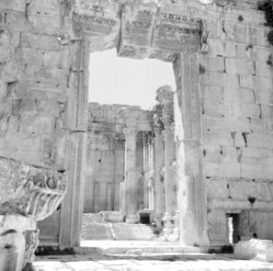 Ingangspoort van de Basilica in Baalbek, Bestanddeelnr 255-6499