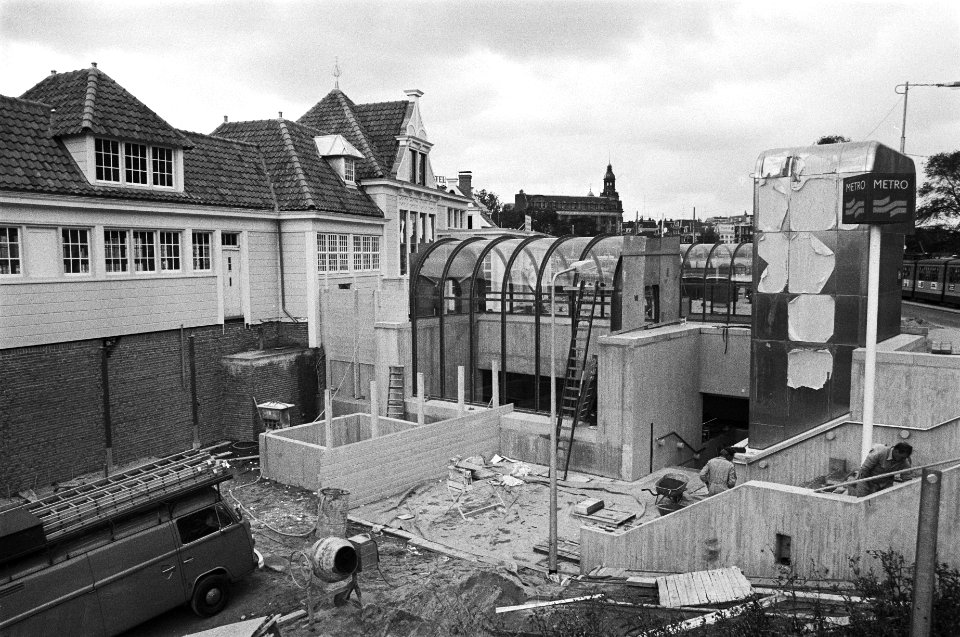 Ingang metrostation bij CS, met links Noord-Zuidhollands koffiehuis, Bestanddeelnr 931-0562