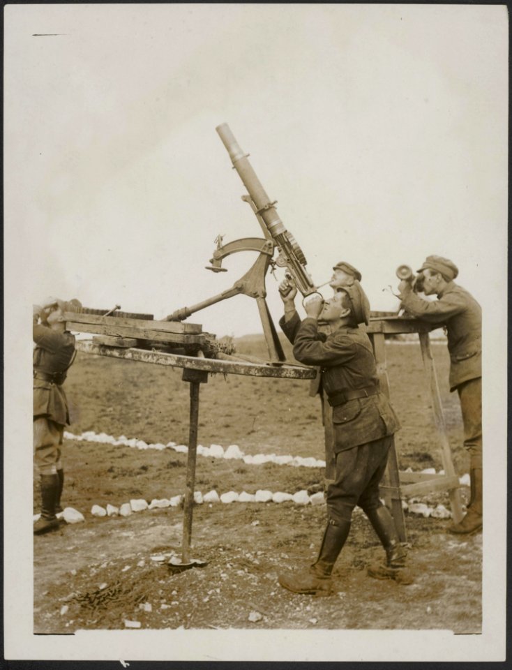 INGENIOUS ANTI-AIRCRAFT GUN. A Lewis gun for anti-aircraft purposes, Bestanddeelnr 158-1949
