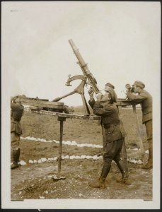 INGENIOUS ANTI-AIRCRAFT GUN. A Lewis gun for anti-aircraft purposes, Bestanddeelnr 158-1949