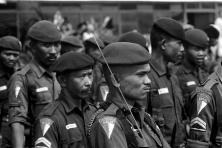 Indonesie, Djakarta, militairen tijdens repetitie van aankomstceremonie koningin, Bestanddeelnr 924-8609