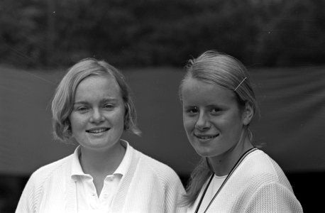 Ingrid Loeys (rechts) en Ada Bakker, Bestanddeelnr 921-6418