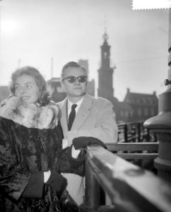 Ingrid Bergman en haar man Lars Schmidt in Amsterdam Op de achtergrond de Muntt, Bestanddeelnr 910-9939
