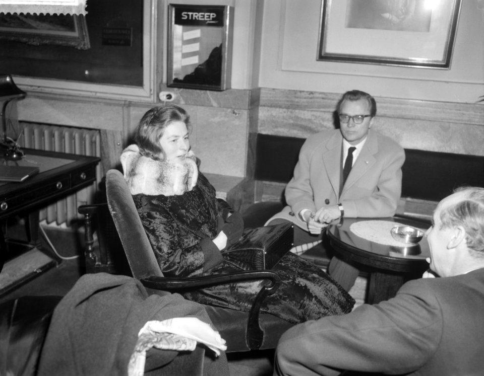 Ingrid Bergman en haar man Lars Schmidt in Amsterdam, Bestanddeelnr 910-9935