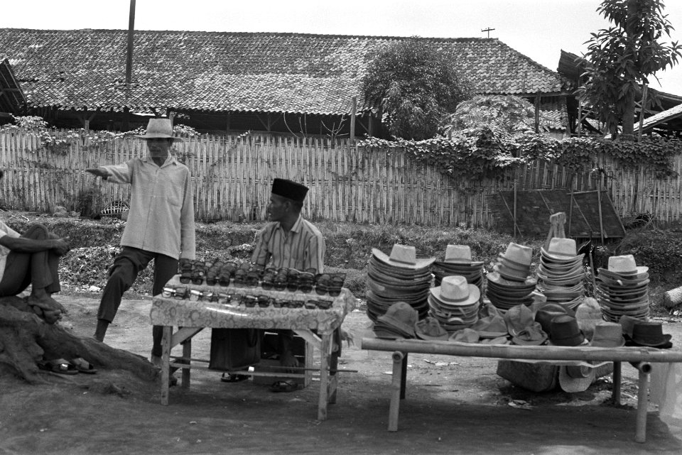 Indonesie, Djakarta, kampong met mensen, Bestanddeelnr 924-8603