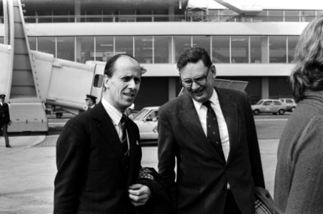 Informele conferentie industrieministers van EEG in Groningen, Minister Van Aardenne (r) met Britse minister van Industrie Tebbit op Schiphol, Bestanddeelnr 931-4198