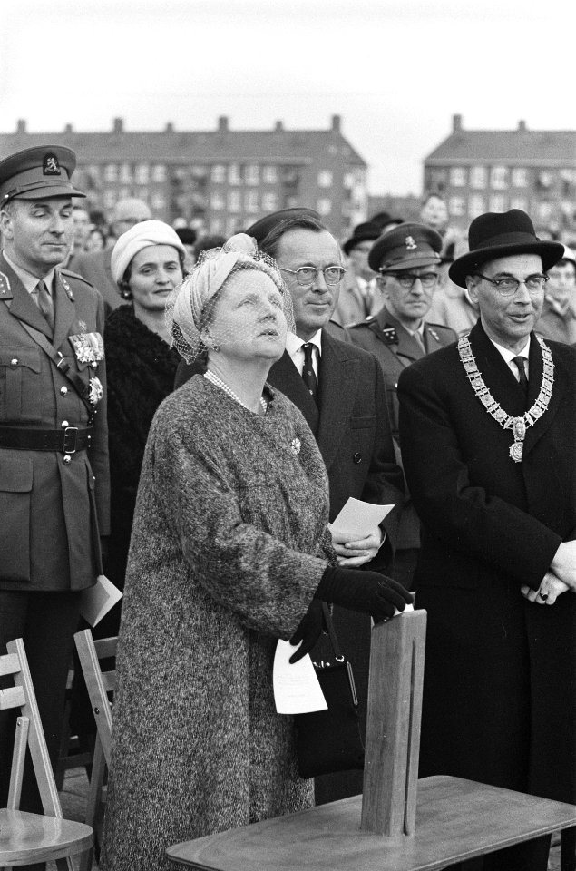 Ingebruikstelling Vrijheidsklokken te Amsterdam door H. M. de Koningin . Prin…, Bestanddeelnr 912-4529