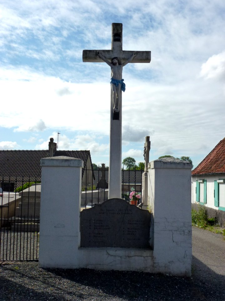 Inghem (Pas-de-Calais, Fr) memorial de guerre au cimetière