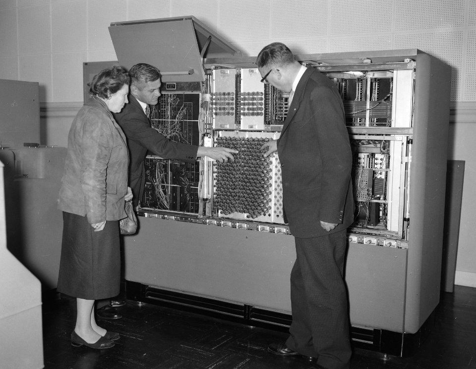 Ingebruikstelling van Univac-40 te Groningen, met uitleg van dr. Max Euwe, Bestanddeelnr 909-0244