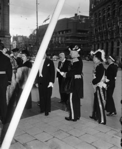 Inhuldiging koningin Juliana. Aankomst leden van de Bijzondere Buitenlandse Miss, Bestanddeelnr 900-0174