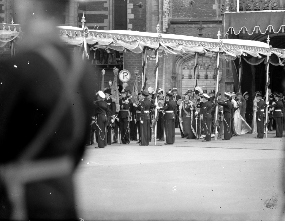 Inhuldiging koningin Juliana. Pergola (volgnr.7-7). Na de plechtigheid verlaat d, Bestanddeelnr 900-0192