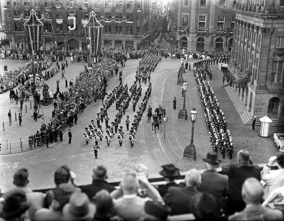 Inhuldiging koningin Juliana. Rijtoer met de Gouden Koets door Amsterdam. Ere-co, Bestanddeelnr 900-0216
