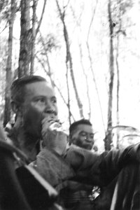 Inheemse militairen eten ananas, Bestanddeelnr 187-5-2