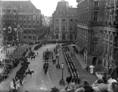 Inhuldiging koningin Juliana. Rijtoer met de Gouden Koets door Amsterdam. Terugk, Bestanddeelnr 900-0182