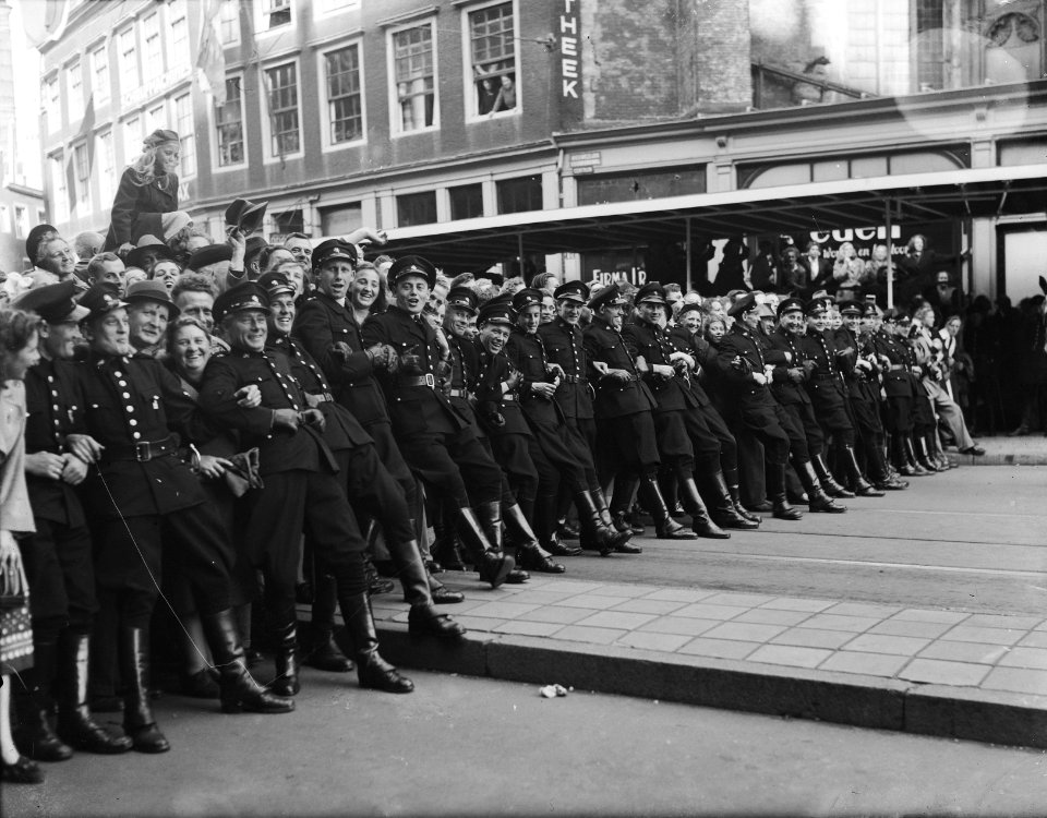 Inhuldiging koningin Juliana. Rijtoer met de Gouden Koets door Amsterdam. Politi, Bestanddeelnr 900-0225