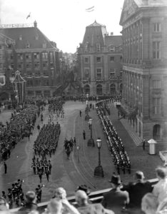 Inhuldiging koningin Juliana. Rijtoer met de Gouden Koets door Amsterdam. Ere-co, Bestanddeelnr 900-0215