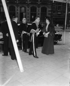 Inhuldiging koningin Juliana. Aankomst leden van het Corps Diplomatique bij de N, Bestanddeelnr 900-0173
