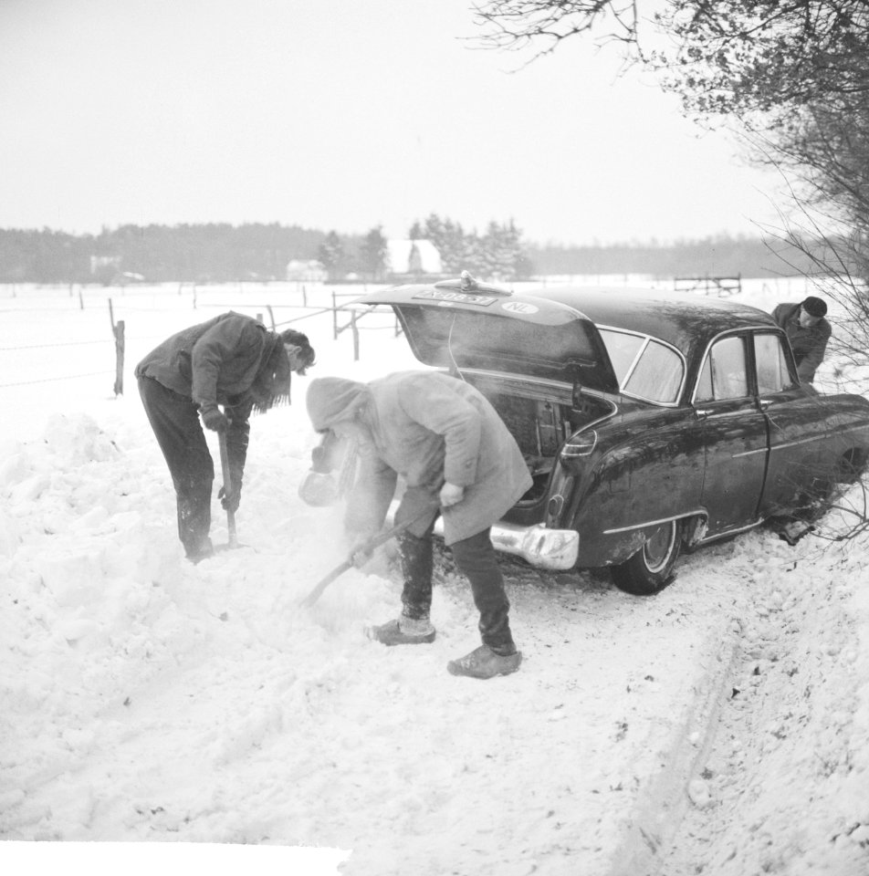 Ingesneeuwde autos, Bestanddeelnr 914-6687